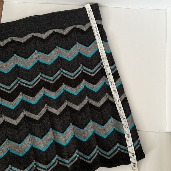 Krimson Klover skirt by Sweater Girl , soft Merino Wool, Chevron, size M - Picture 3 of 6